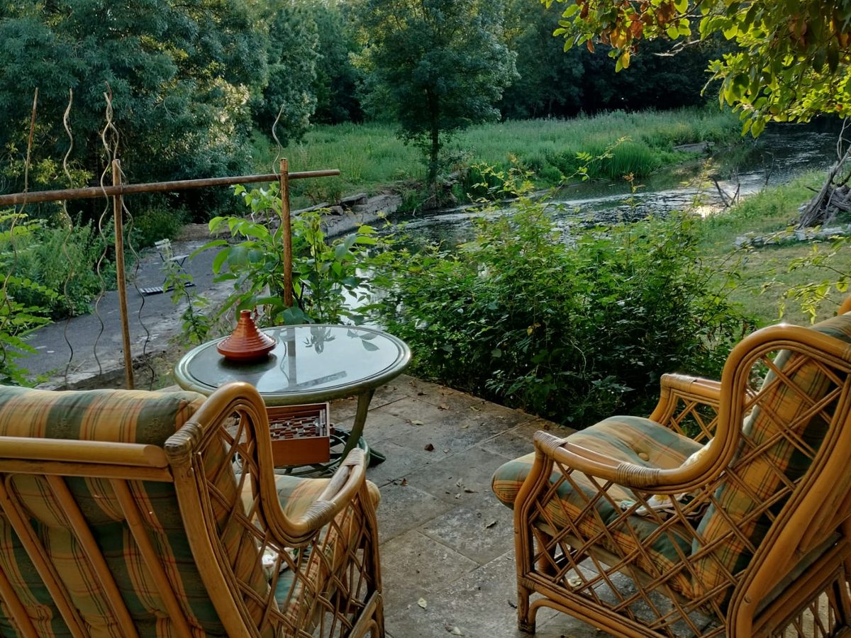 Entretien dédié, deux fauteuils au bord de la rivière