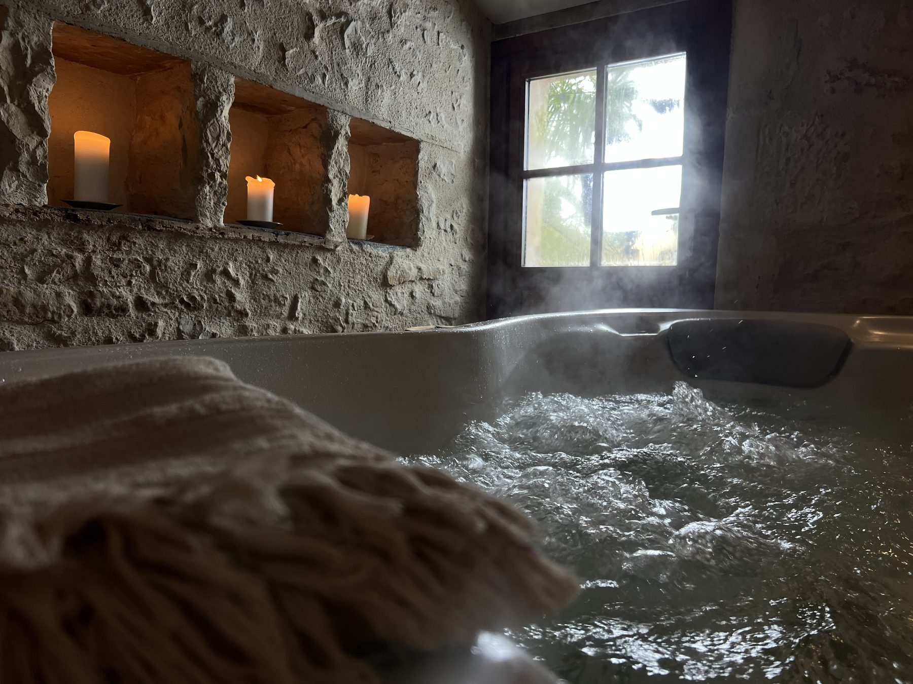 Le cocon du spa, bougies et pierre